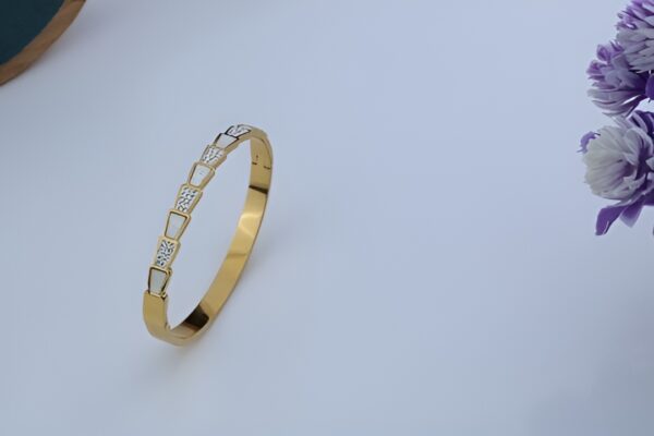 Elegant Gold-Plated Bangle Bracelet with Mother of Pearl & Crystal Accents – Women’s Fashion Jewelry